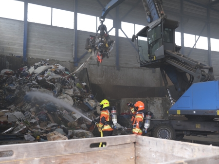 Sperrmüllhaufen brennt